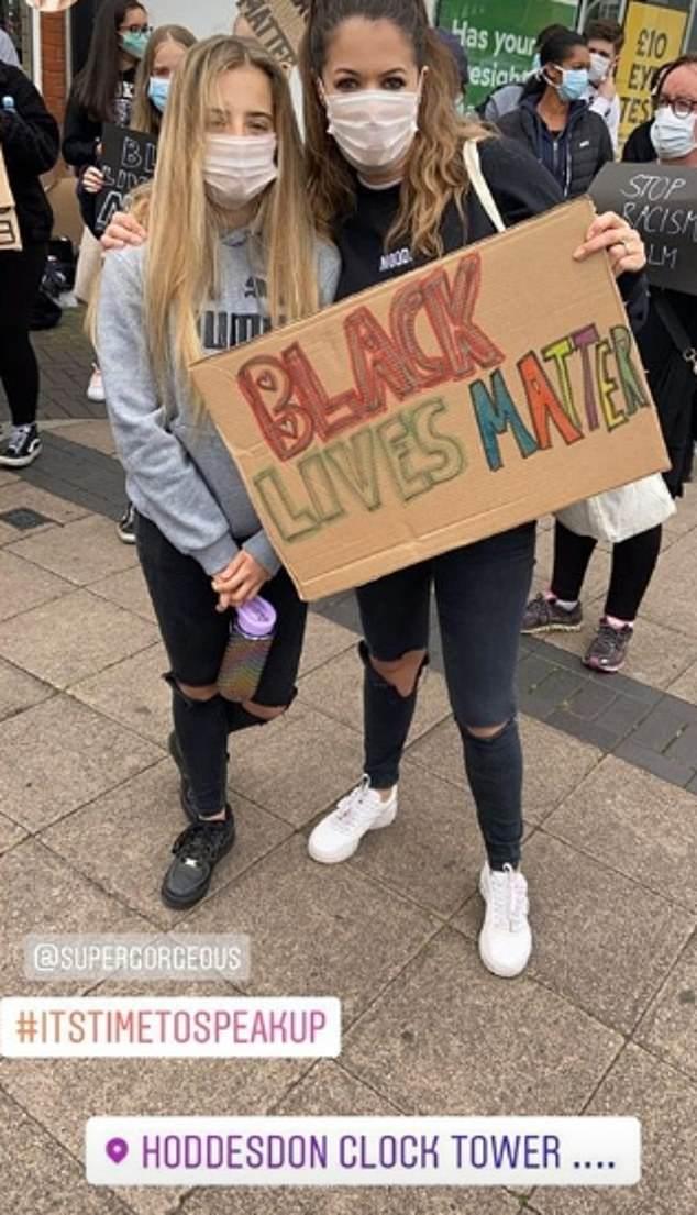 黑人运动人士在英国街头抗议，遭当地百名群众阻拦辱骂：滚回非洲