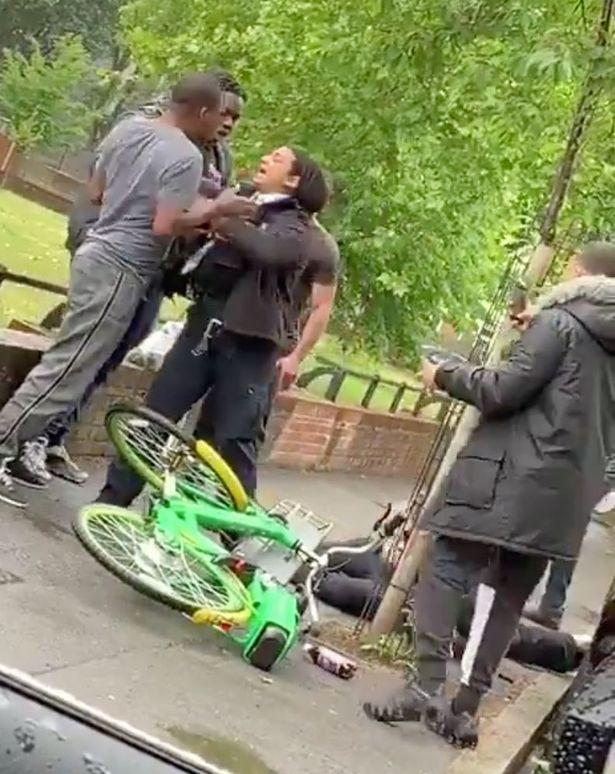 气愤！英国警察街头救人，反遭黑人团伙袭击，袭击者还拍照取乐
