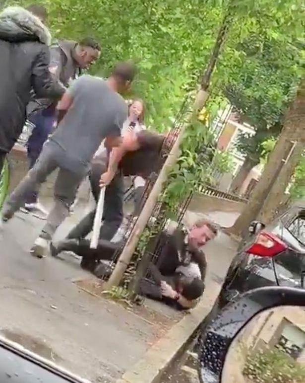 气愤！英国警察街头救人，反遭黑人团伙袭击，袭击者还拍照取乐