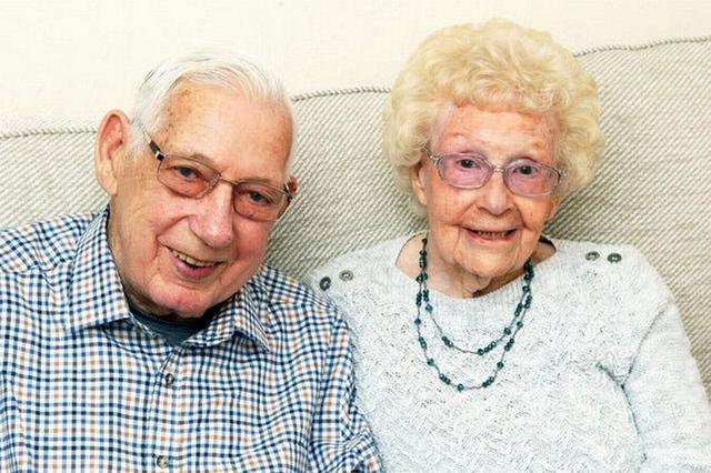 真爱！英夫妇结婚71年，感染新冠牵手走过最后时光，相继5天去世