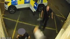 英国男子醉酒嘲笑警察是秃头，遭其暴力对待，