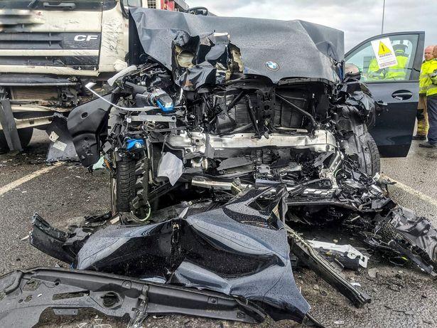 英国发生严重车祸，宝马被2辆卡车夹击完全报废，司机竟只受轻伤