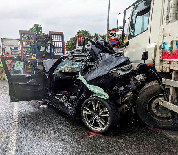 英国发生严重车祸，宝马被2辆卡车夹击完全报废，司机竟只受轻伤