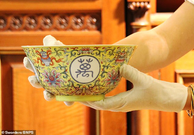 英居民将中国瓷碗当花盆50年后贱卖，网友疯狂抬价，一鉴定傻眼