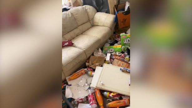 英国无良租客拖欠房租逃跑，留下一片狼藉，屋内满是垃圾无处下脚