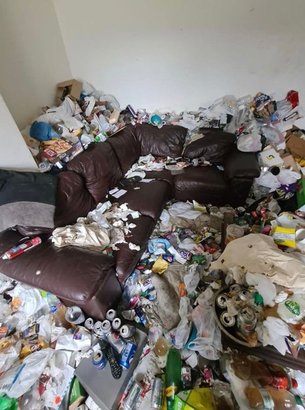 英国住宅肮脏不堪，清洁人员打开房门被吓傻：垃圾像雪崩一样涌来
