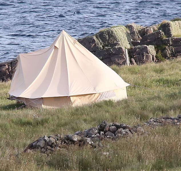 英国因高考争论不休，鲍里斯却惬意度假，带未婚妻在海边搭帐篷