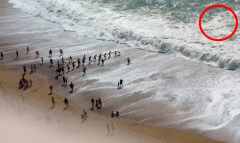 壮观！英游客被海浪卷走，海滩竟上演人链救人