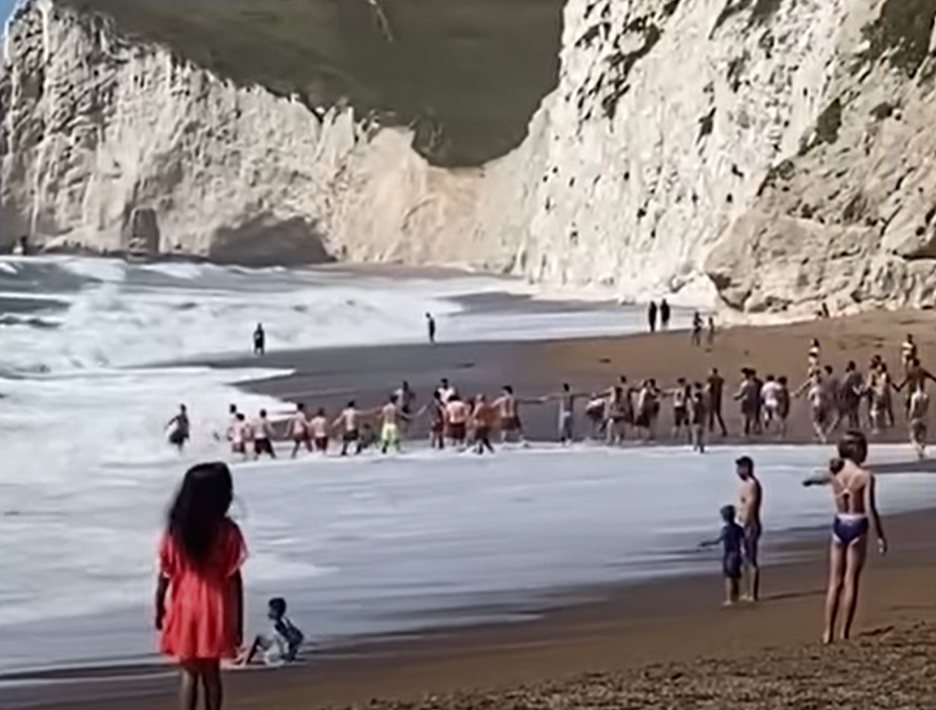 壮观！英游客被海浪卷走，海滩竟上演人链救人，其中多人又被卷走