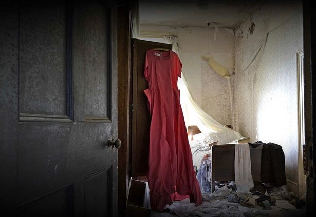 英豪宅被弃置40多年，屋内摆设丝毫未动，衣橱仍悬挂一袭红裙