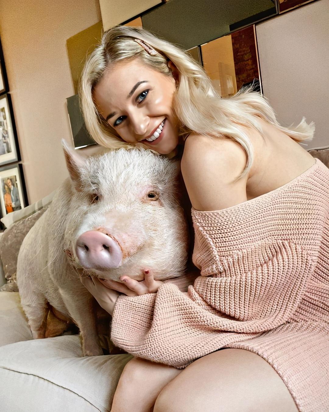 英国美女将80公斤猪视如己出，拒绝吃猪肉，还常献吻并带其散步