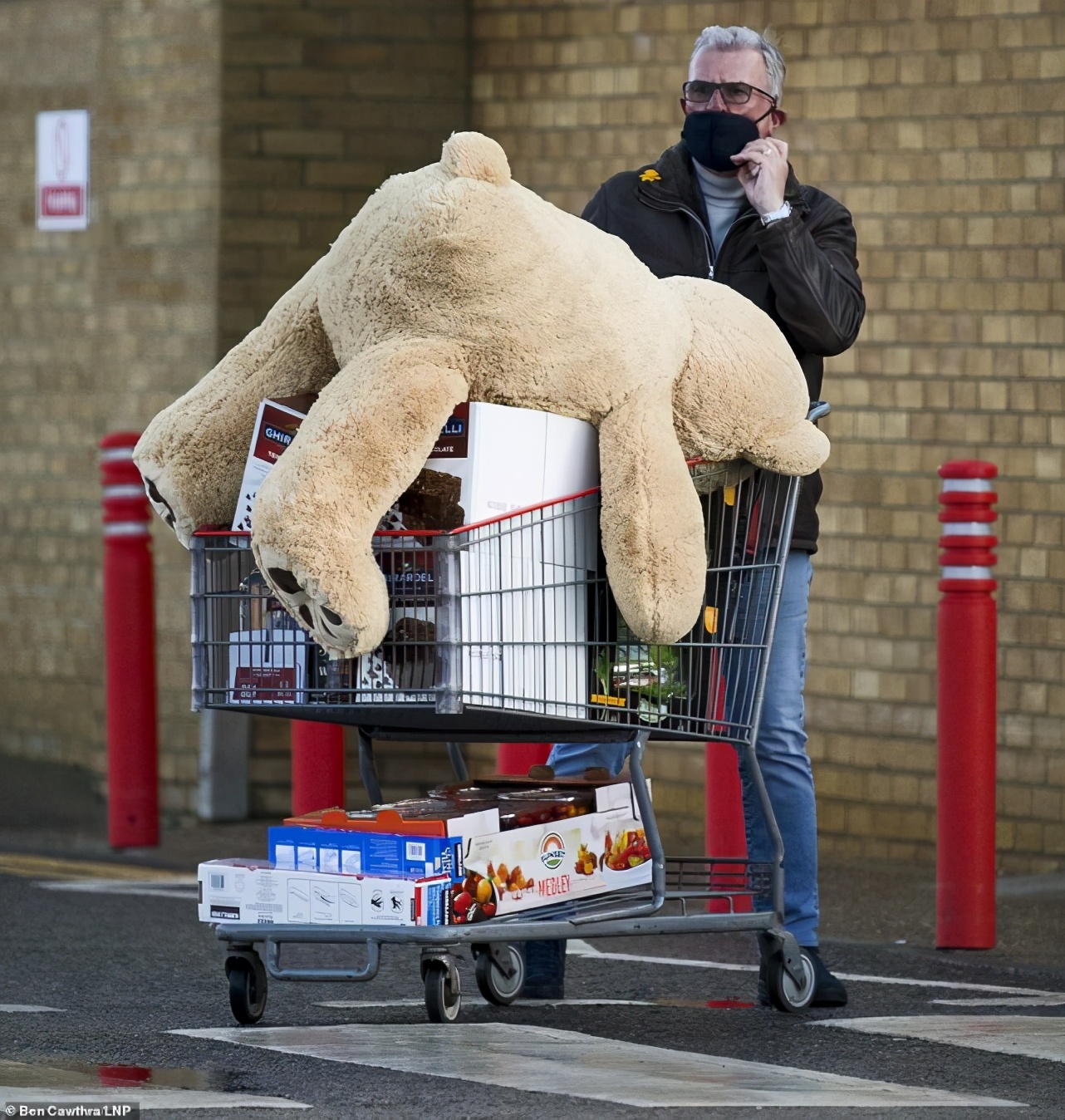 直击英国疫情：第二波封锁来袭，民众疯狂囤货，多家超市货架已空