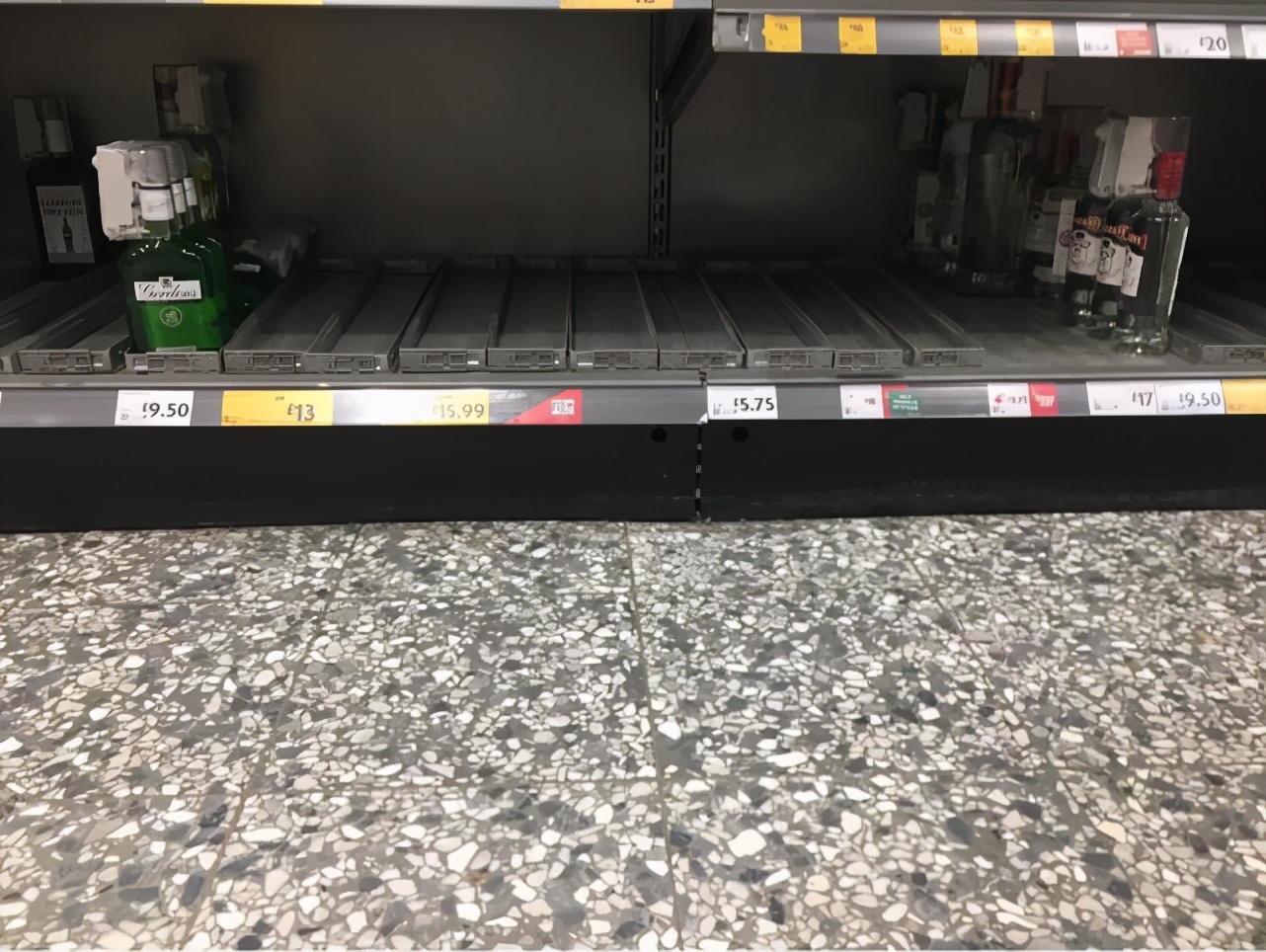 直击英国疫情：第二波封锁来袭，民众疯狂囤货，多家超市货架已空