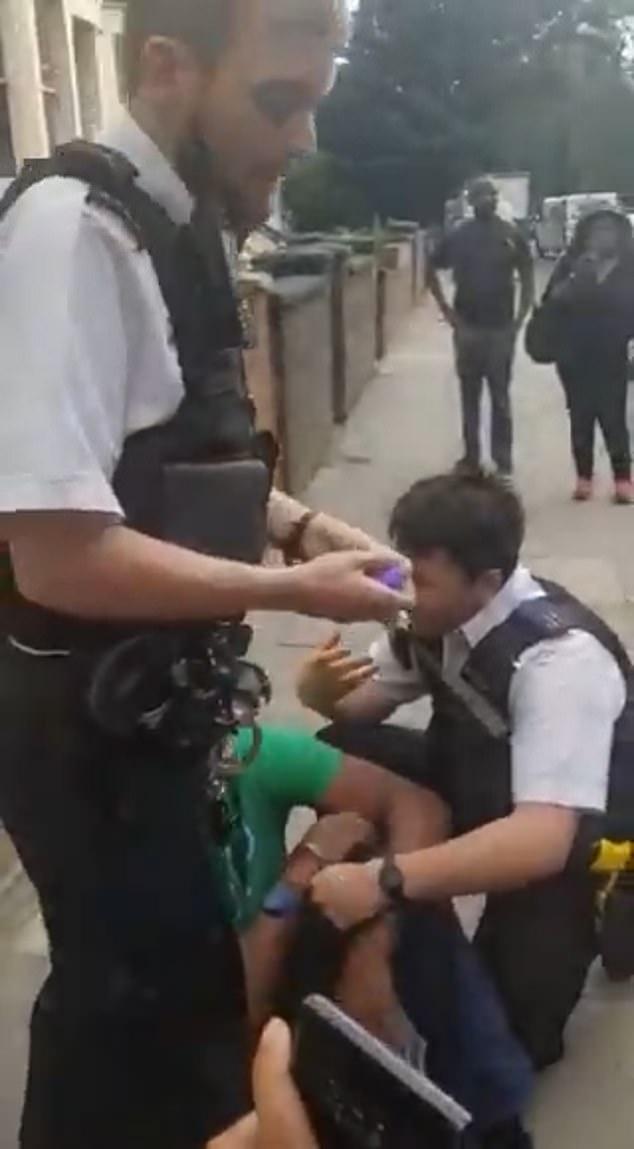 英黑人男遭警察跪压高喊“离我脖子远点！”群众愤怒：逮捕警察