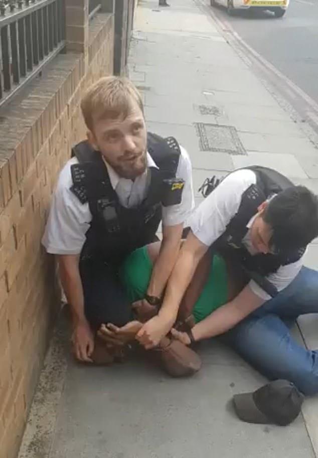 英黑人男遭警察跪压高喊“离我脖子远点！”群众愤怒：逮捕警察