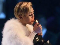 miley cyrus颁奖台上抽大麻烟