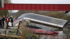 最新消息:一列法国高速铁路TGV列车脱轨颠覆 。。