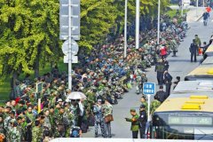 号外， 几千名退伍军人上访围住中央军委大楼。