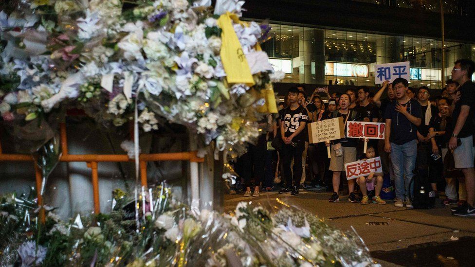 香港爆发反对《逃犯条例》修订示威以来，已有多人堕楼身亡，示威者认为那是香港政府漠视诉求所致。