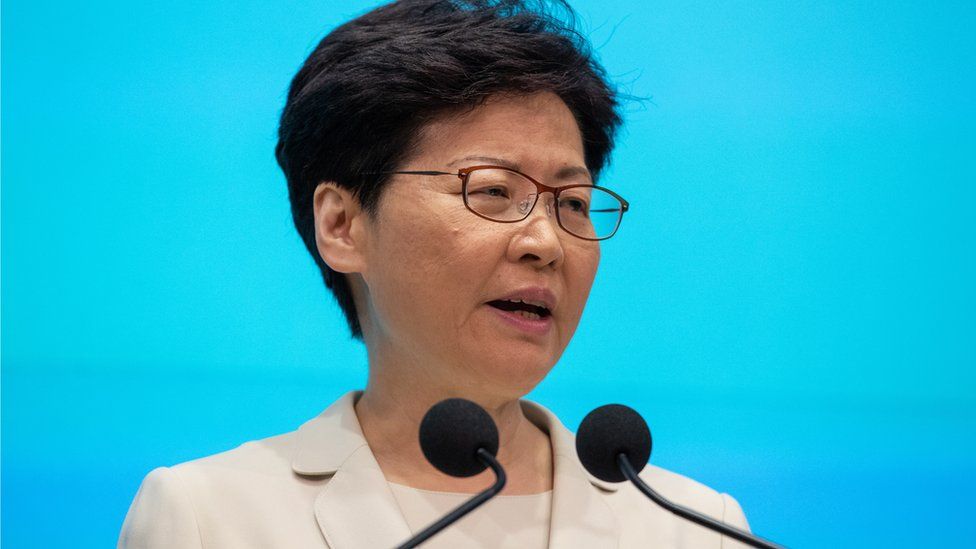 香港特首林郑月娥早前宣布暂缓修订《逃犯条例》,也亲身就修例带来的争议致歉,但未有按示威者要求宣布全面撤回修例。