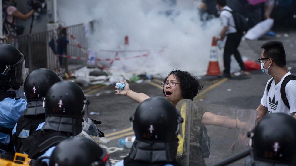 图片中央的香港女士要求警察停止以暴力对待示威者，同样被视为香港示威的一个象征。