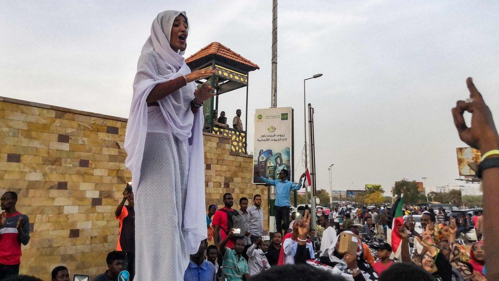 这名化名Kandaka的示威者多天来带领其他人叫喊反政府口号，被视为苏丹示威的象征。
