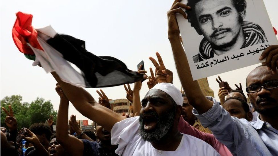 苏丹示威者称军政府镇压中死亡的示威者为烈士。