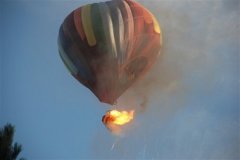 温哥华载人热气球起火乘客2死11伤