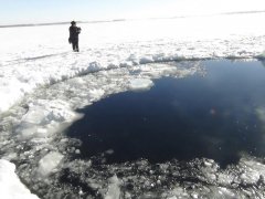 俄罗斯陨石造成巨大冰洞(组图)