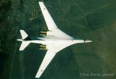 俄军接收一架全新改进型图-160战略轰炸机(图)