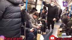 俄罗斯沙雕博主地铁上抽搐谎称感染新冠病毒.