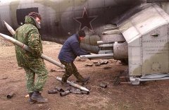 图文：车臣战争中地勤人员为攻击直升机加装火