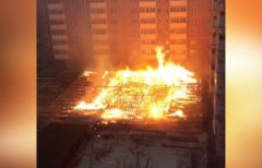 俄伊尔库茨克一处在建停车场发生大火