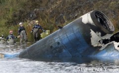 俄罗斯一架客机机身解体坠毁 逾40人死2人生还