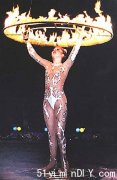 图文：俄罗斯冰上马戏团女演员表演《火焰呼拉