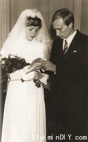 图为普京和柳德米拉1983年结婚时的情景。