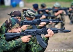 俄军事夏令营教青少年跳伞射击 万余人参加
