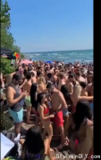 傻眼!加拿大裸体沙滩人挨人又挤爆