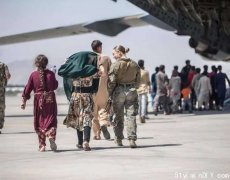 美军机场抱阿富汗婴儿照片上的女兵 确认被炸死