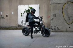 宝马CE 02电动摩托车像“小猴子”