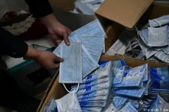 被人丢掉的手套和口罩，又被回收卖给了别人