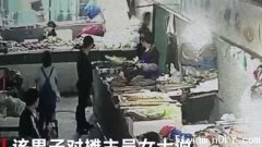 女摊主正在卖菜，一男子扔下10万现金便走了，男