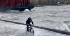 单车男暴雨中＂乘风破浪＂视频火了