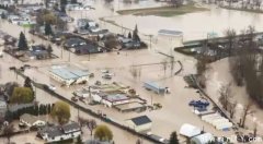 加西部爆发洪灾 高速冲垮全城疏散