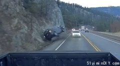 BC这个司机太疯狂 开车正面撞岩壁