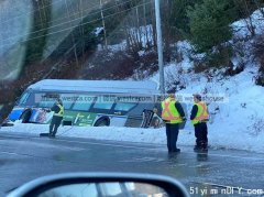 大溫車禍公車翻入深溝 乘客受輕傷