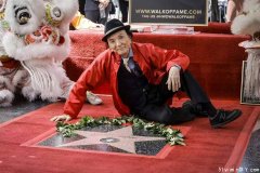 93岁华裔演员洛杉矶星光大道留星 他演过生活大爆炸