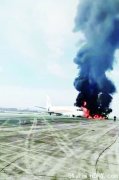 重庆机场航班冲出跑道起火(组图)