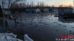 温室效应：西北部冰裂引发洪灾，居民连夜撤离