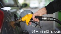 能源分析家﹕每公升汽油价格明将跌10仙(图)
